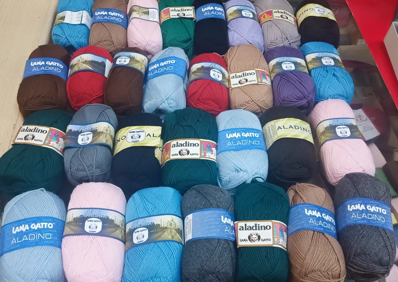 Una miscellanea di 30 gomitoli di misto lana Gatto Aladino, colori in foto. 1,5 kg.