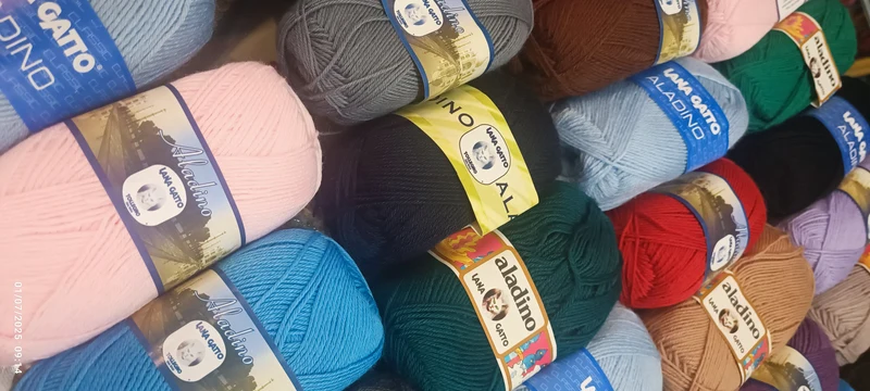 Una miscellanea di 30 gomitoli di misto lana Gatto Aladino, colori in foto. 1,5 kg.