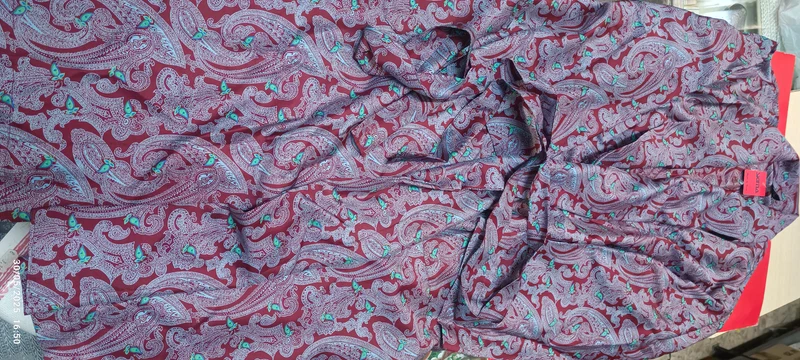 Elegante vestaglia SIGMA da camera a fantasia, leggera e comoda. Taglia 56. 500 g. €21,00.