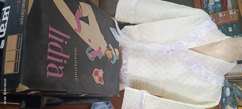 Articolo vintage. Giacca da casa impunturata Vanital, con merletti. 600g.