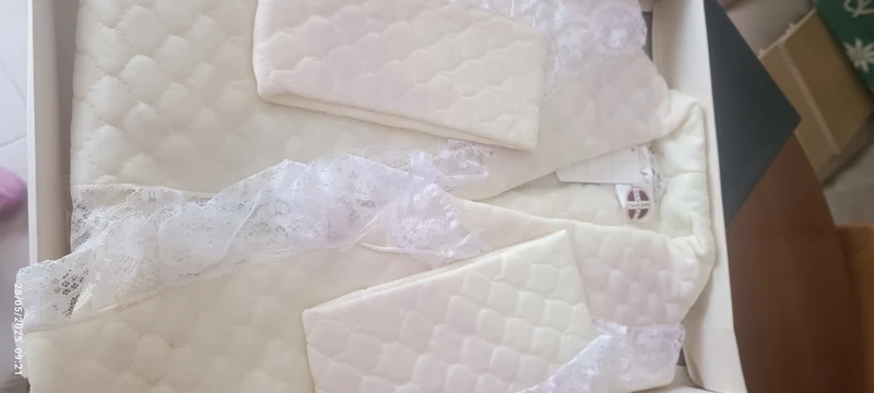 Articolo vintage. Giacca da casa impunturata Vanital, con merletti. 600g.