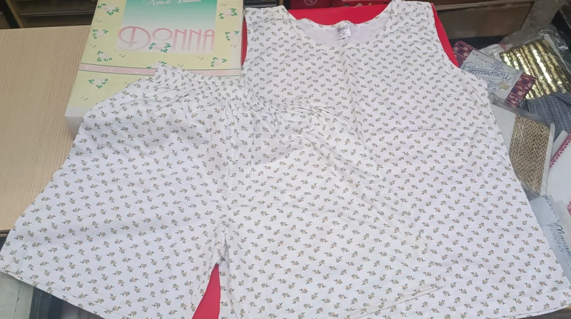 Articolo vintage anni sessanta. Pigiama donna estivo in puro cotone a fantasia di delicati fiorellini. Taglia 50. 600g.