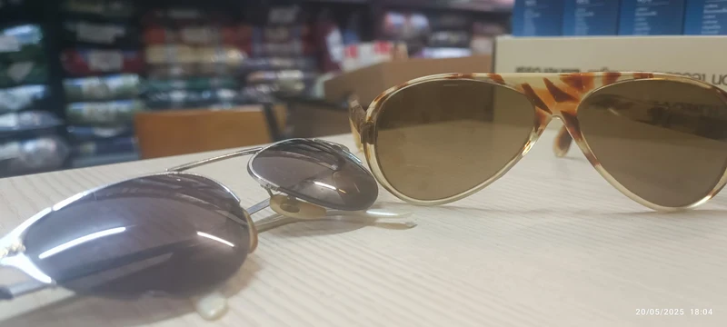 Occhiali vintage, due modelli, uno in tartaruga e l'altro in metallo. 100g.