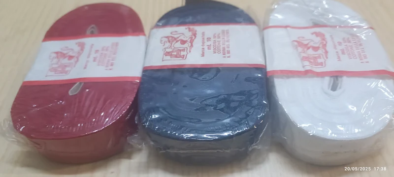 Tre rotoli di nastro grosgrain 25 mm di alta qualità – rotoli da 10 metri, ideale per decorazioni, biglietti nuziali, segnalibri, abiti e molti altri usi. Colore rosso, blu e bianco. 200g.