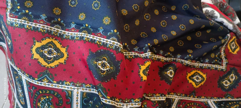 Foulard in poliestere, leggero ed elegante, cm 117 x cm117.200g.