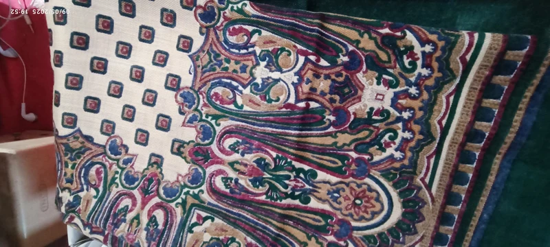Foulard in poliestere, leggero ed elegante, cm 117 x cm117.200g.