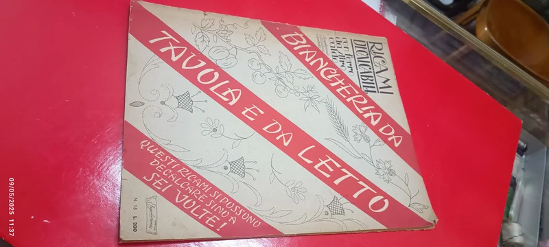 Per collezionismo. Rivista vintage fine anni quaranta(48) e inizio cinquanta, per ricamo. "Ricami decalcabili" biancheria da tavola e da letto. Con ferro da stiro caldo fino a sei volte. 200g.