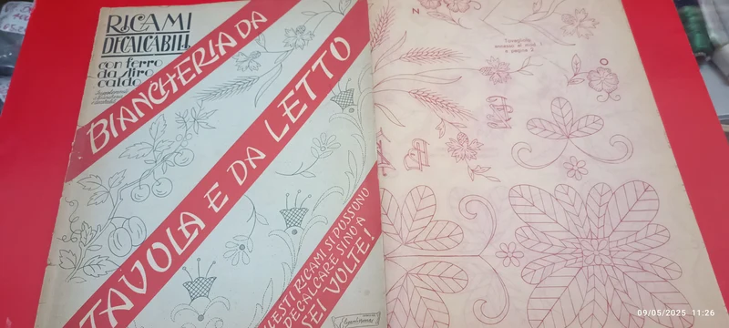 Per collezionismo. Rivista vintage fine anni quaranta(48) e inizio cinquanta, per ricamo. "Ricami decalcabili" biancheria da tavola e da letto. Con ferro da stiro caldo fino a sei volte. 200g.