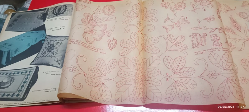 Per collezionismo. Rivista vintage fine anni quaranta(48) e inizio cinquanta, per ricamo. "Ricami decalcabili" biancheria da tavola e da letto. Con ferro da stiro caldo fino a sei volte. 200g.