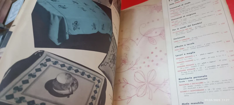 Per collezionismo. Rivista vintage fine anni quaranta(48) e inizio cinquanta, per ricamo. "Ricami decalcabili" biancheria da tavola e da letto. Con ferro da stiro caldo fino a sei volte. 200g.