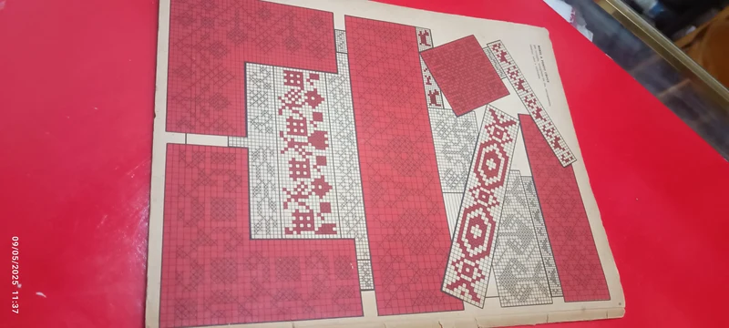 Per collezionismo. Rivista vintage fine anni quaranta(48) e inizio cinquanta, per ricamo. "Ricami decalcabili" biancheria da tavola e da letto. Con ferro da stiro caldo fino a sei volte. 200g.
