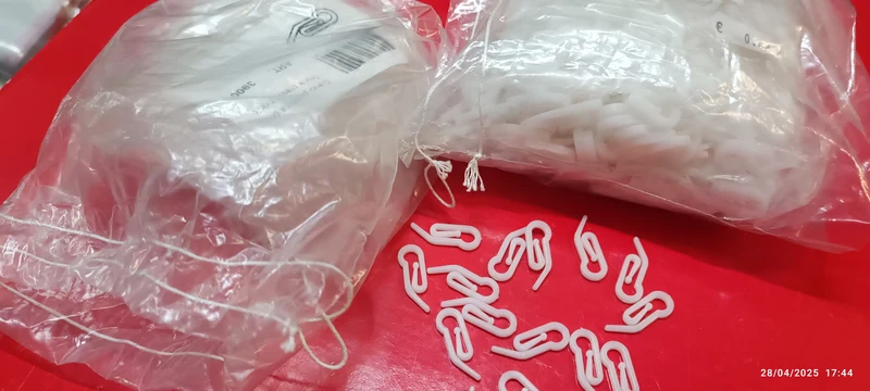 Stock di ganci grandi e piccoli per tende. 500g.