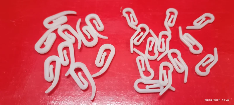 Stock di ganci grandi e piccoli per tende. 500g.