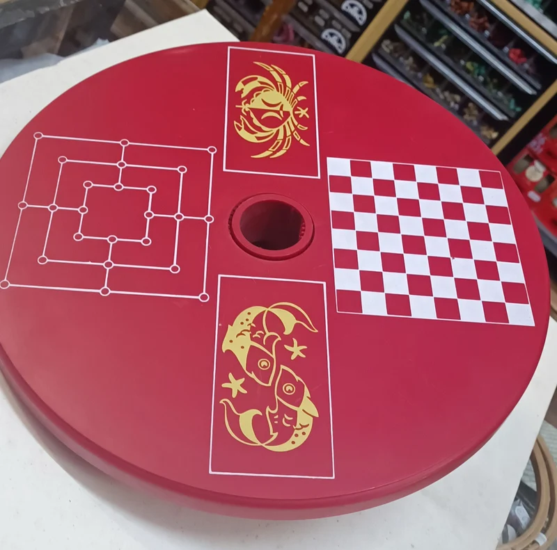 Tavolinetto vintage "Lietomare" Porto San Giorgio, per ombrellone con disegni di scacchiera e gioco del tris. 800g.