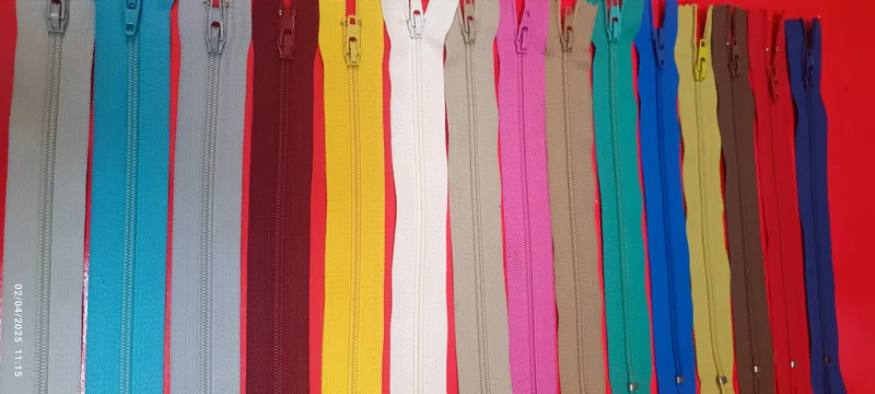 Set di 15 chiusure lampo, colori assortiti, 18 cm. 150g.
