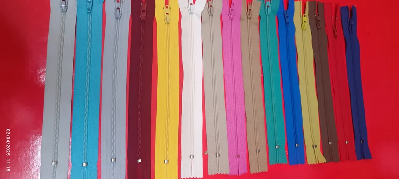 Set di 15 chiusure lampo, colori assortiti, 18 cm. 150g.