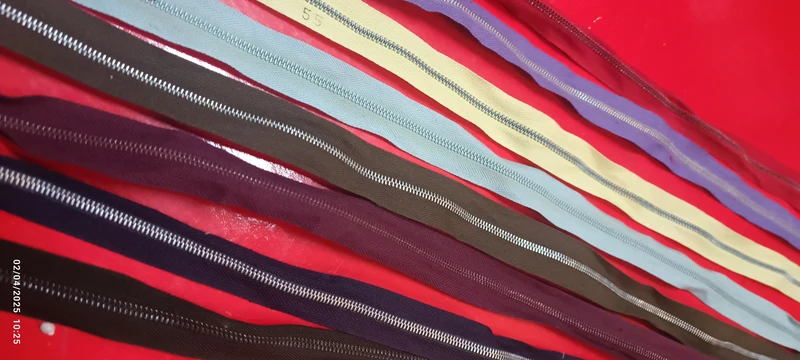 Stock di chiusure lampo cm 55, in metallo, colori in foto. 700g.