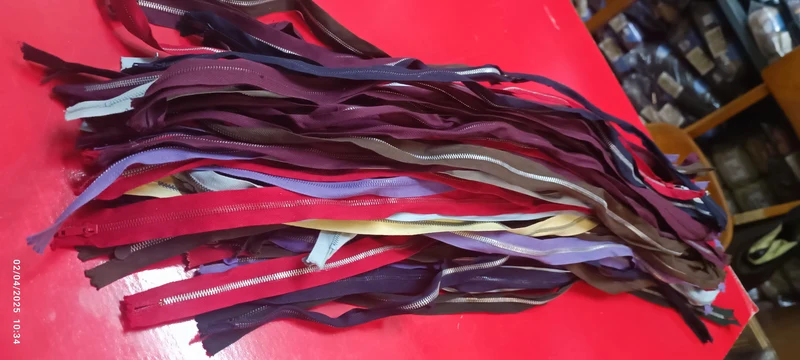Stock di chiusure lampo cm 55, in metallo, colori in foto. 700g.