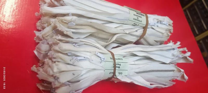 Stock di chiusure lampo vintage(perfettamente funzionanti) in metallo, mis 20, marca Lamprom. Colore in foto. 600 g.