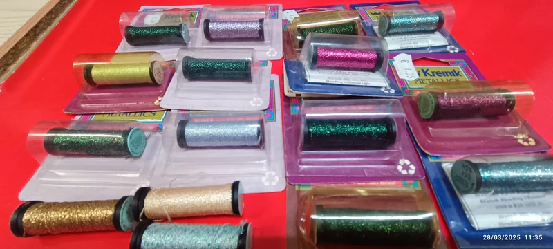 Filo metallico per ricamo in 16 rocchetti Krenik Metallica. Colori assortiti in foto. 100g.