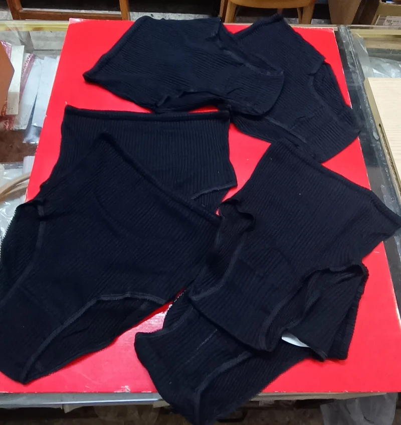 Sei culotte in puro cotone a costine Adriana, colore nero. 2 mis 4, 2 mis 5 e 2 mis 6. 250 g.