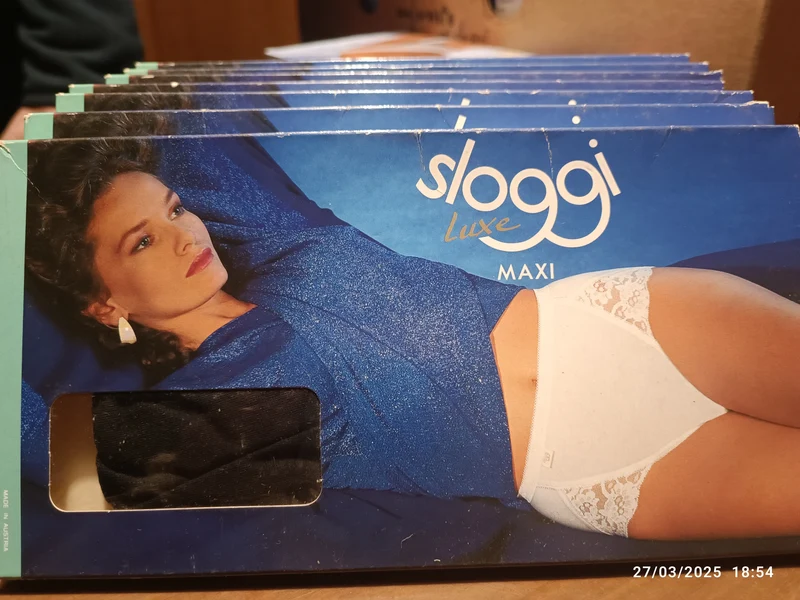 Offerta super. Intimo donna Sloggi Luxe Maxi. Nove pezzi, taglia 2, bianco e nero assortiti. 500g.