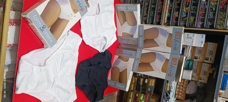 Cinque paia di mutande donna, due culotte(una bianca e una nera), tre slip(due bianchi e uno nero). Berform in puro cotone elasticizzato. 350 g.