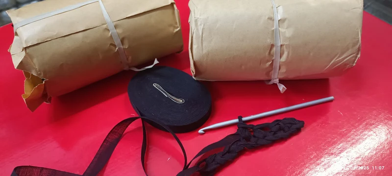 Avete mai provato a lavorare all'uncinetto il passafino? Vi as Per realizzare borse. Confezioni di 12 rotoli di passafino nero. 300g. €6,00.