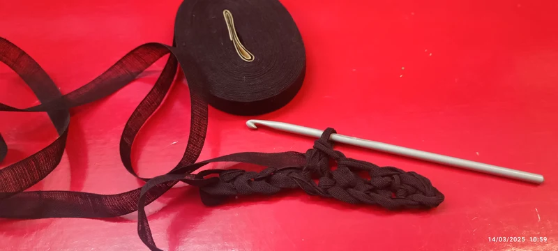 Avete mai provato a lavorare all'uncinetto il passafino? Vi as Per realizzare borse. Confezioni di 12 rotoli di passafino nero. 300g. €6,00.