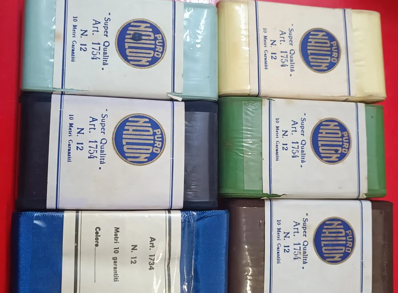 Stock di 6 confezioni, da 10 m, di nastro vintage di nylon, n. 12, colori assortiti. 350g.