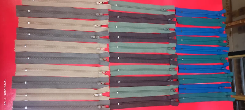 Set di 30 lampo da 16 cm.colori cammello, Castoro, edera, marrone, lauro e blu assisi. 150g.