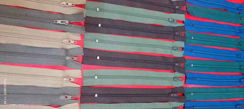 Set di 30 lampo da 16 cm.colori cammello, Castoro, edera, marrone, lauro e blu assisi. 150g.