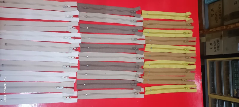 Set di 30 lampo da 16 cm.colori tabacco, senape, corda, noce, panna e latte macchiato. 150g.