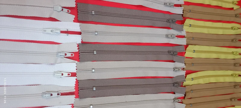 Set di 30 lampo da 16 cm.colori tabacco, senape, corda, noce, panna e latte macchiato. 150g.