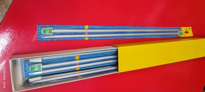 Scatola con cinque paia di ferri per maglia in alluminio, n 6,5, 40 cm. 450 g.