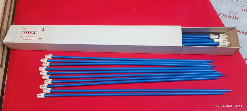 Scatola con cinque paia di ferri per maglia di plastica, n5,5, 40 cm. 200g.