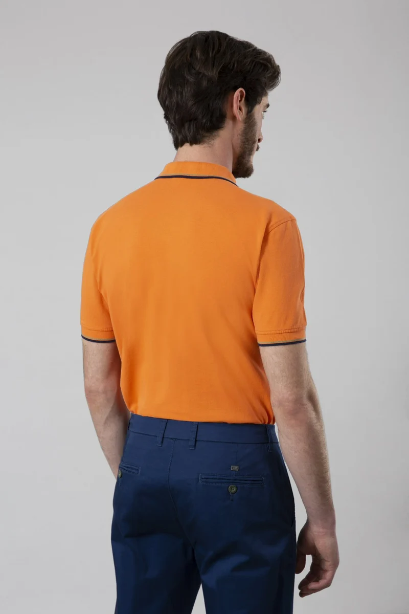 Polo in piquet con stampa sottocollo