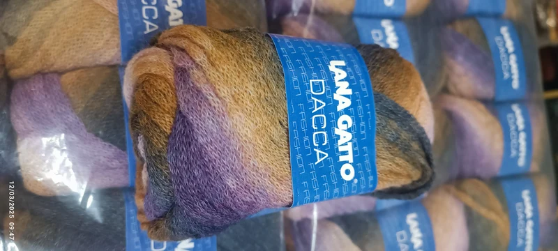 Offerta super per due ultime confezioni della fantasia in foto del filato moda Dacca Lana Gatto, 110 m, ferri 8. 1kg.