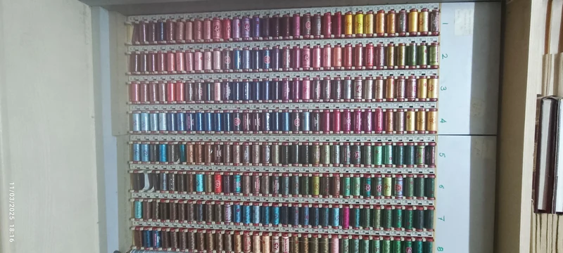 Una varietà di colori assortiti( come in foto) per chi ama cucire. 32 spagnolette TRE CERCHI ROSSO. 200g.