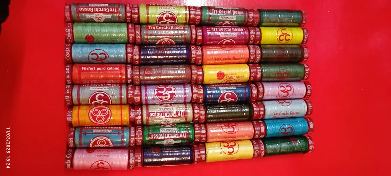Una varietà di colori assortiti( come in foto) per chi ama cucire. 32 spagnolette TRE CERCHI ROSSO. 200g.