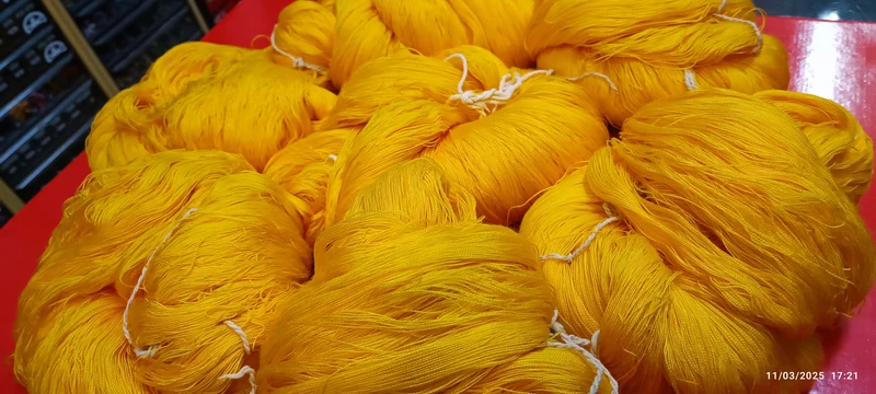 Setificato in matasse, filatura di Tollegno, giallo uovo, per abiti e maglieria, da lavorare a macchina. 1,4 kg.