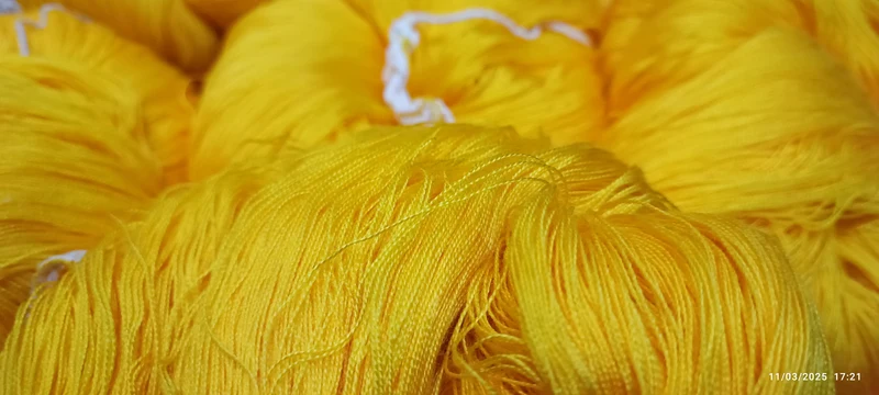 Setificato in matasse, filatura di Tollegno, giallo uovo, per abiti e maglieria, da lavorare a macchina. 1,4 kg.