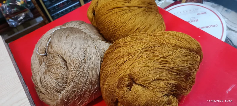Setificato in matasse Filatura di Tollegno, due giallo oro e una tabacco biondo, per abiti e maglieria, da lavorare a macchina. 1,5 kg.