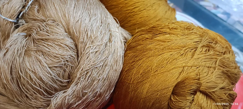 Setificato in matasse Filatura di Tollegno, due giallo oro e una tabacco biondo, per abiti e maglieria, da lavorare a macchina. 1,5 kg.