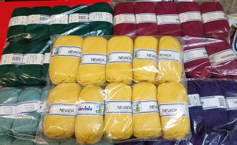 Cinque splendidi colori per una coperta misto lana Nevada Cervinia, ottimo filato italiano, 125 m, ferri 3,5/4. 2,5 kg.