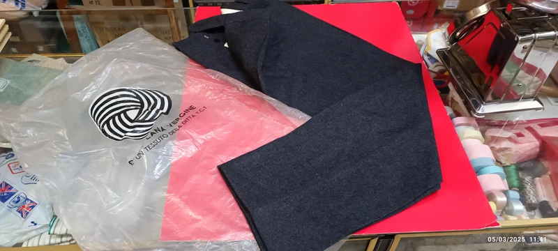Pantalone vintage, pura lana vergine pettinato, colore fumo, taglia 44. 600g.