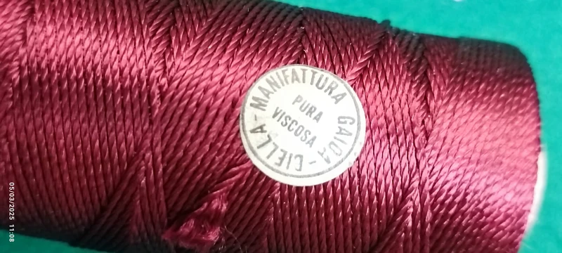 Manifattura Gaiga Biella, pura viscosa, ritorto, colore amaranto. Scatola con 40 rocchetti da 25 g. 1 kg.