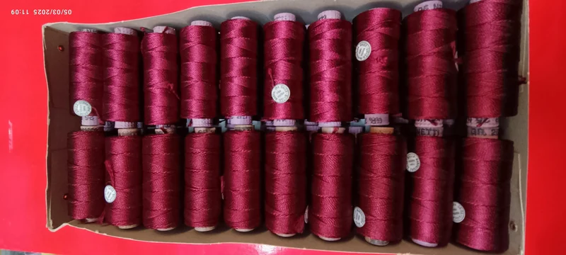 Manifattura Gaiga Biella, pura viscosa, ritorto, colore amaranto. Scatola con 40 rocchetti da 25 g. 1 kg.