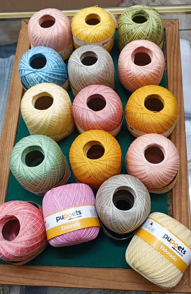 Stock di 14 gomitoli di puro cotone Puppets Eldorado, n 12 e n 16, colori assortiti. 800g.