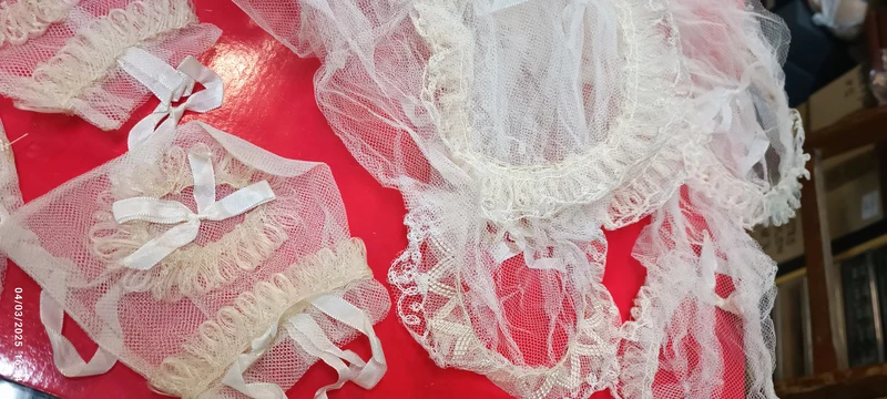 Per appassionati di Vintage! Sette acconciature con tulle di prima comunione e cinque borsette di organza, anni cinquanta. 400g.